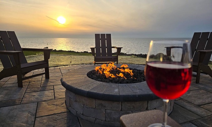 Mentor-on-the-Lake Cabaña | Luxurious 3-BR Lakefront Cottage on Lake Erie - Book Your Lakeside Retreat Today