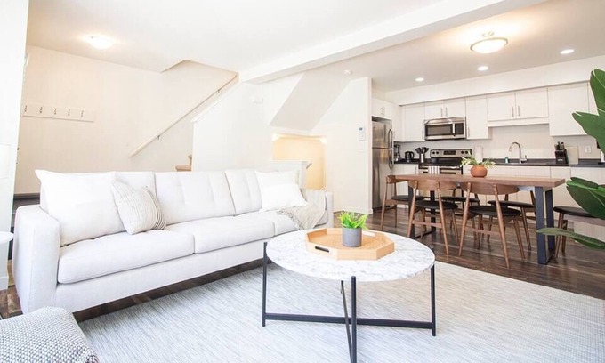Fort Gary Casa | Luxurious 3BDRM townhouse with parking and Wi-Fi!