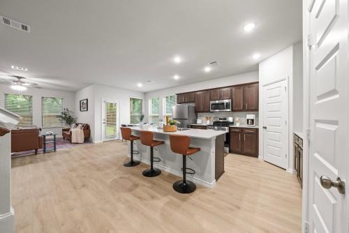 Denton Casa | Luxurious 4 Bed Duplex Getaway!