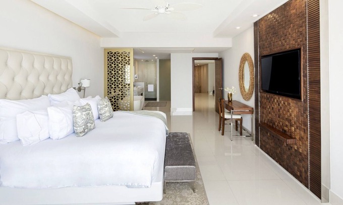 Cabo San Lucas Complejo | Luxurious 4 bedroom Penthouse right on the beach of Cabo!