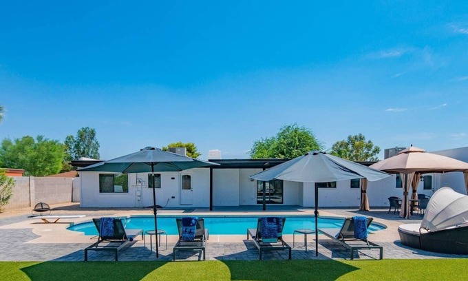 Rancho Saguaro Casa | Luxurious 4 Bedroom with Resort-Like Pool Area & Many Outdoor Activities! by RedAwning