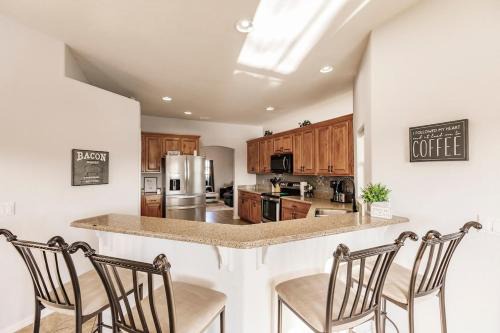 Almont Casa | Luxurious 4 Bedroom Canal-Front Home, Pet Friendly
