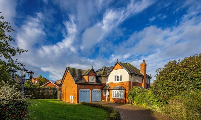 Sheerness Casa | Luxurious 4-Bedroom Detached Home Just Steps from the Beach –Best Coastal Living
