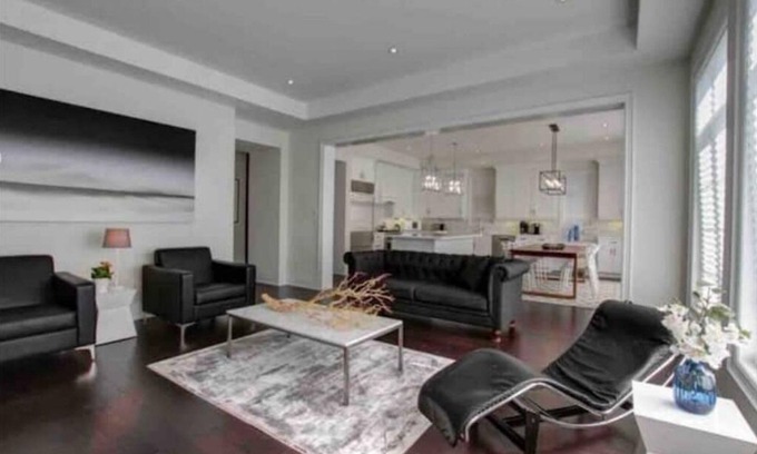 Oakville Casa | Luxurious 4 Bedroom home.