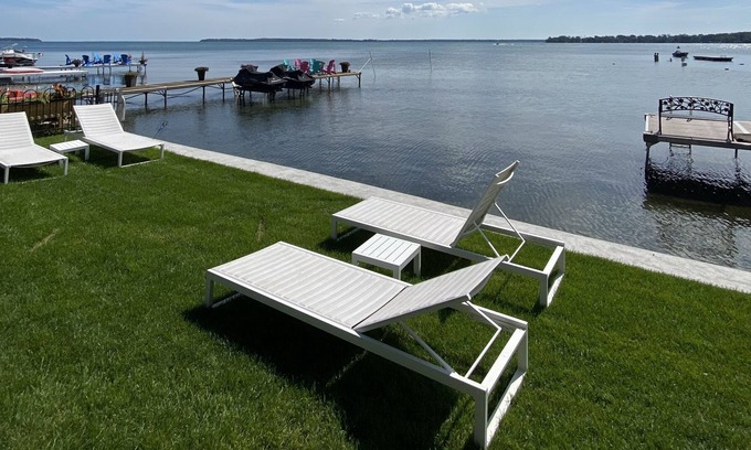 Alcona Cabaña | Luxurious 4 Bedroom Waterfront Cottage in Innisfil! Perfect for Relaxation & Fun