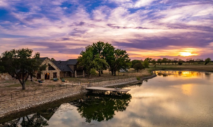 Gober Otro | Luxurious 4 BR Farmhouse with Private Lake