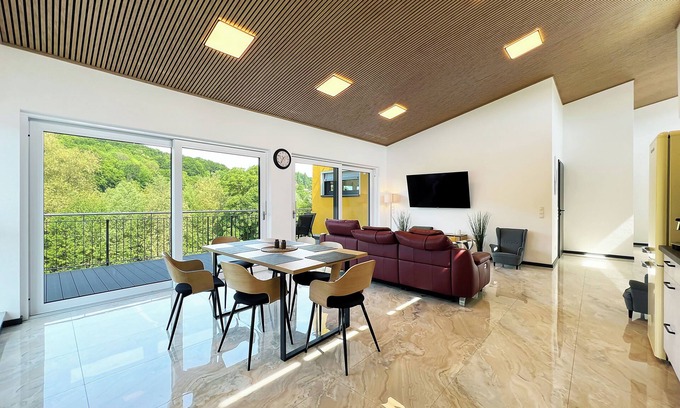 Wachtberg Apartamento | Luxurious 4-room penthouse with jacuzzi, roof terrace, parking space, e-charging station