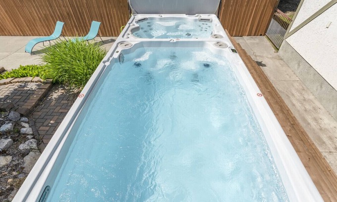 East Kootenay Casa | LUXURIOUS 5,500 sqft Home: 5 Br/5 Ba | PRIVATE Pool & Hot Tub | STEPS to Beach