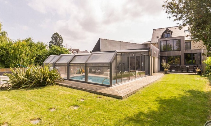 Pontorson Cabaña | Casa moderna con piscina cubiertas cerca de Mont St-Michel