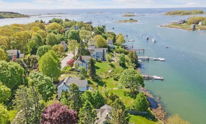 Cape Porpoise Casa | Luxurious 5 bedroom on the ocean with dock and kayaks