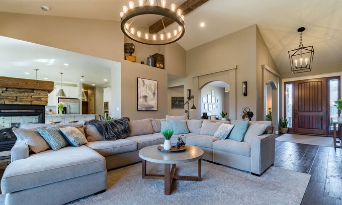 Eugene Casa | Luxurious 5-bedroom House - Convenient Location