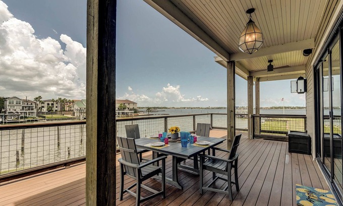 Clear Lake Shores Casa | LUXURIOUS 5-bedroom house in beautiful Kemah overlooking the lake with a pool!