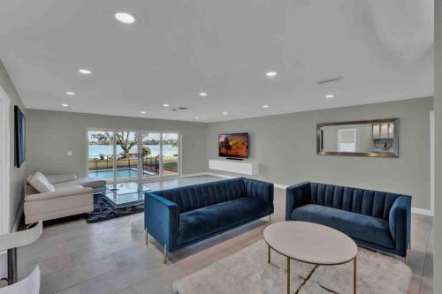 Southwest Orlando Casa | Luxurious 5 bedroom lake house 3min from Universal