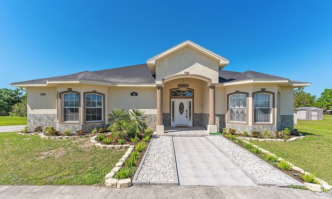 Kissimmee Casa | Luxurious 5-Bedroom Retreat: Gold Accents, Modern Amenities, & Fun!"