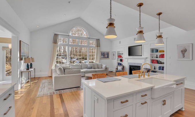 Stonington Casa | Luxurious 5-bedroom house in Mystic - 7 min to downtown - 20 min to RI beaches