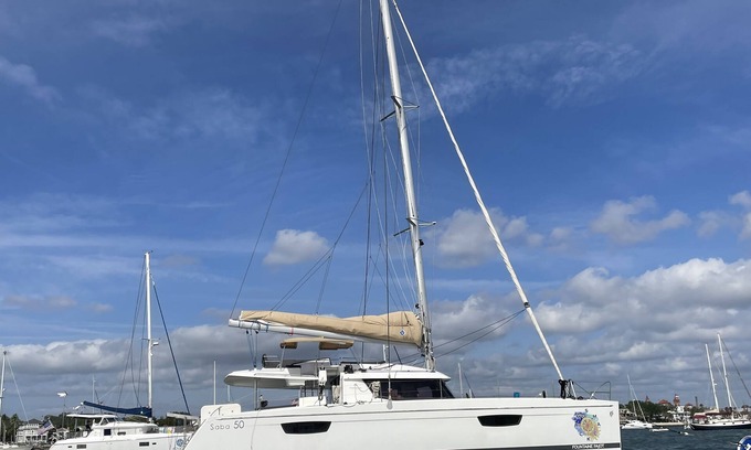 Edgewater Alquiler De Eote | Luxurious 50 ft. Fountaine Pajot Saba. Six Cabin six head layout.