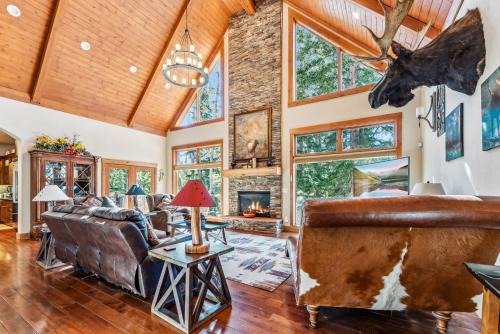 Blue River Casa | Luxurious 5BDR Getaway with Hot Tub and Mountain Views