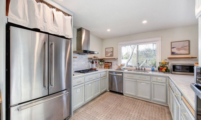 Cameron Park Casa | Luxurious 5BR, 3BA home with full kitchen, 2 living rooms, office and yard.