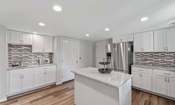 Glenelg Casa | Luxurious 6-bed home with 3-acre yard, ideal for family gatherings. Book now!