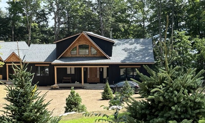 Dysart et al Cabaña | Luxurious 6-Bedroom Waterfront Retreat on Percy Lake
