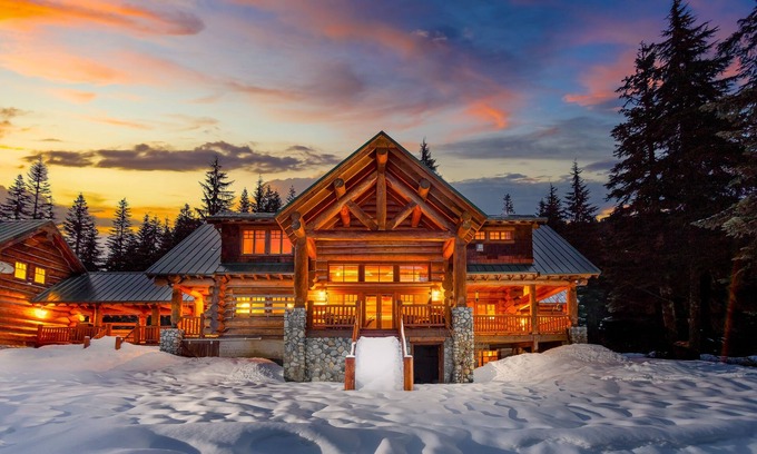 Snoqualmie Pass Casa | Luxurious 6000-square-foot mountain estate on 10 acres with hot tub & firepit