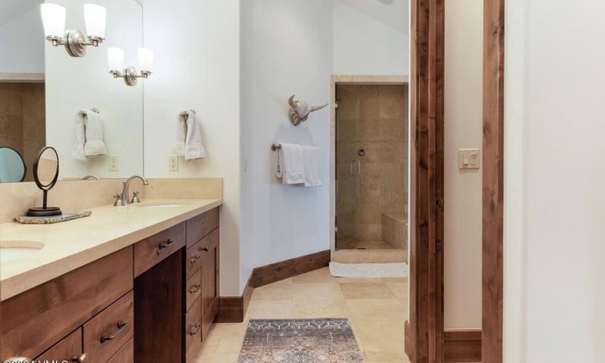 Edwards Casa | Luxurious 6BR 7BA Beaver Creek Home - Sleeps 14. Steps to Arrowhead Lift.