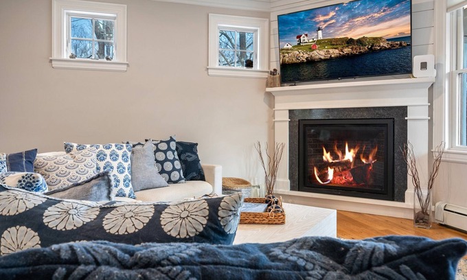 Cape Porpoise Casa | Luxurious 6BR w GuestHouse - FirePit - ChefsKitchen - 5MinsToDockSquare - Slps14