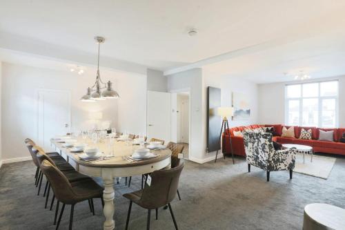 Barnt Green Casa | Luxurious 7-Bedroom Home in Solihull, close to NEC & BHX