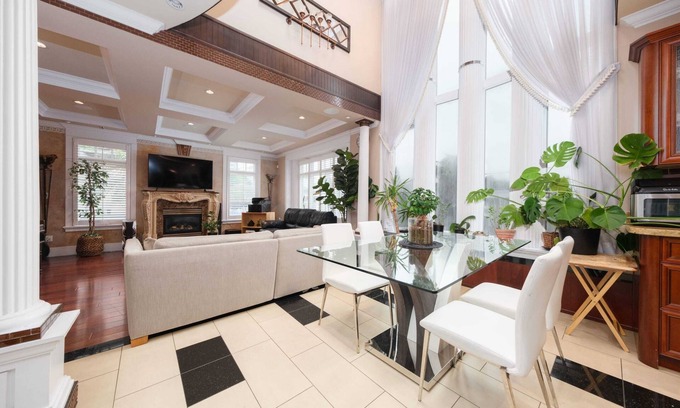 Riley Park-Little Mountain Casa | Luxurious 8-Bedroom Villa in Central Vancouver