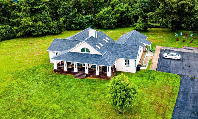 Waynesboro Casa | Luxurious 9Bed Mountaintop Villa