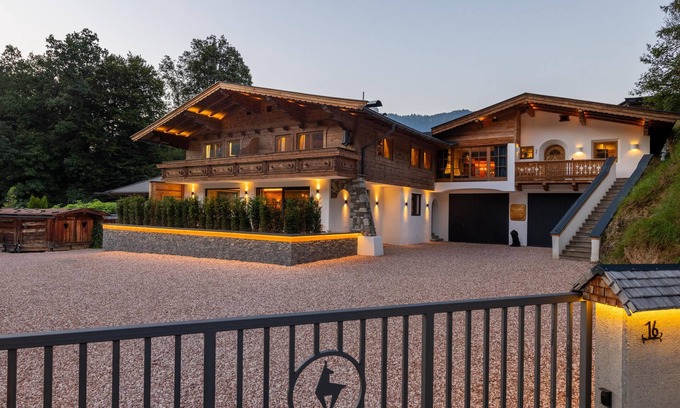Kitzbuehel Apartamento | Luxurious Alpine retreat with sun terrace