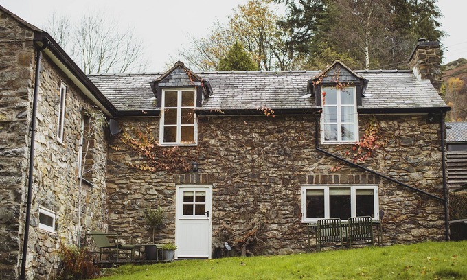 Llanfair Caereinion Cabaña | Luxurious and cosy riverside cottage for two