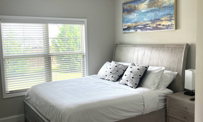 Sugar Hill Casa | Luxurious and Cozy Private Room with a King Size Bed in a Safe ,Gated Community.