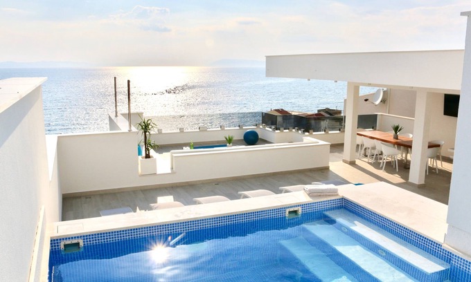 Drasnice Villa | Lujoso y moderno con piscina, roofdeck y vistas. Pasos de la playa