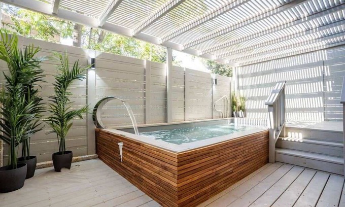 Mea She'arim Condominio | Luxurious Apt with Private Heated Pool City Center