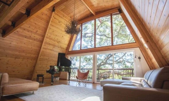 Uptown Brisbane Casa | Luxurious Bayview Treehouse: Hot Tub, 15 min to SF