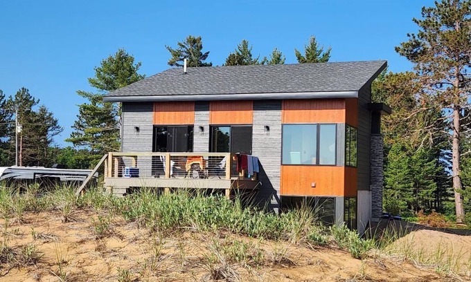 Lake Linden Casa | Luxurious beachfront retreat on Lake Superior!