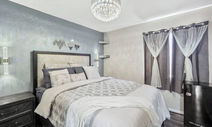 Wildomar Casa | Luxurious Bedroom w/Chandelier
