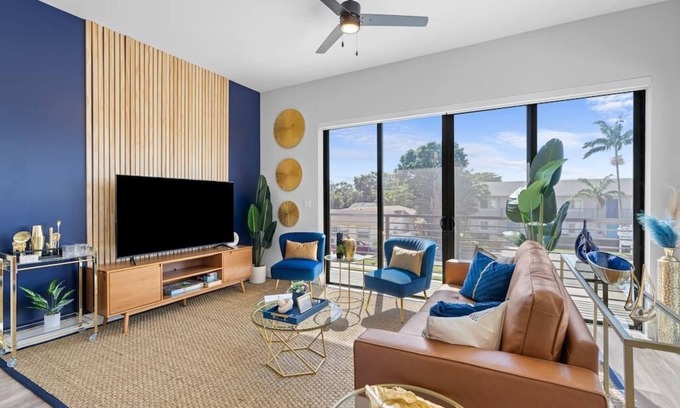 West Palm Beach Apartamento | Luxurious Brand-New Coastal 2 Bedroom