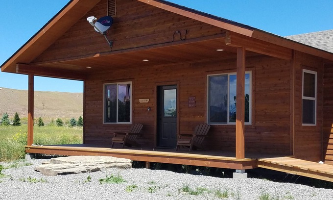 Emigrant Cabina | Nueva cabaña en el río Yellowstone con estanque, a cinco millas de Chico