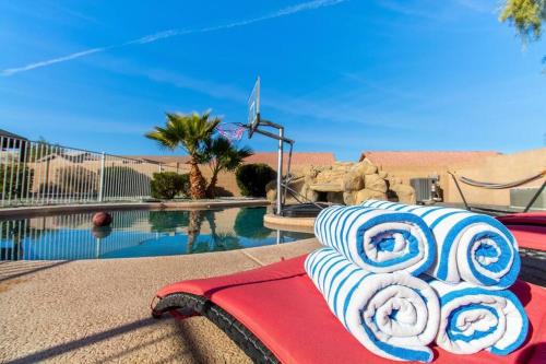 Tamaron Casa | Luxurious Casa Grande Family Retreat: 5 Bedrooms, Heated Salt water Pool, Mini Golf, and More! Ideal for Groups and Making Lasting Memories.