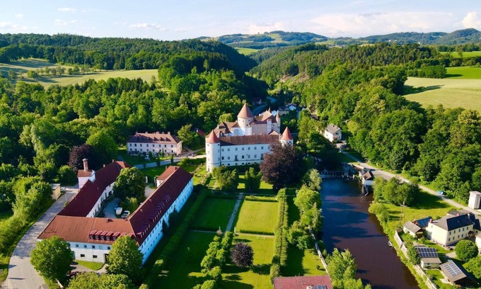 Schwertberg Otro | Luxurious Castle with park, pool and tennis court, trip to Vienna and Salzburg