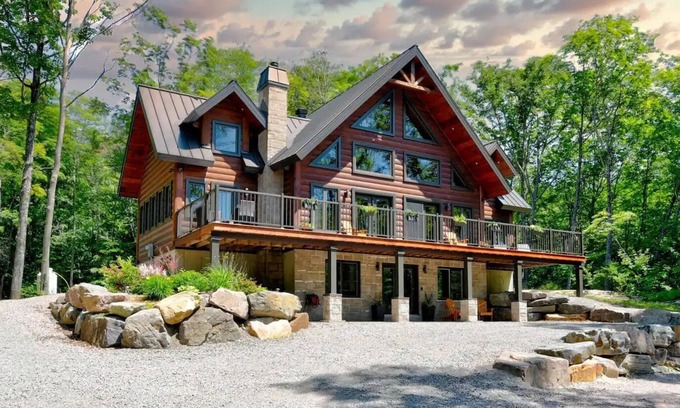 Saint-Calixte Chalet De Esquí | Luxurious chalet featuring a jacuzzi, pool, small lake, sauna and pool table.