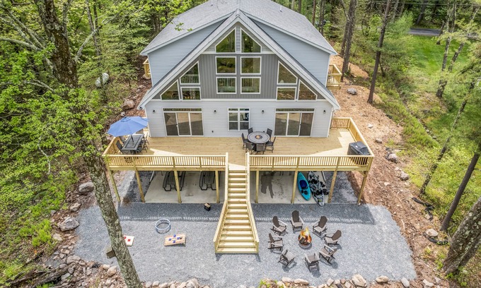 Blakeslee Chalet De Esquí | Luxurious Chalet in Blakeslee: Game Room, Hot Tub, Lake Access, Fire pit