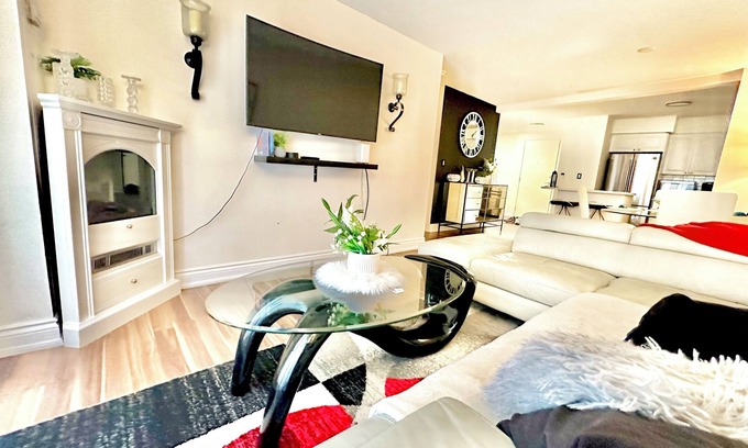 Downtown Mississauga Casa | Modern & Cozy 1BR w/ parking by Square One