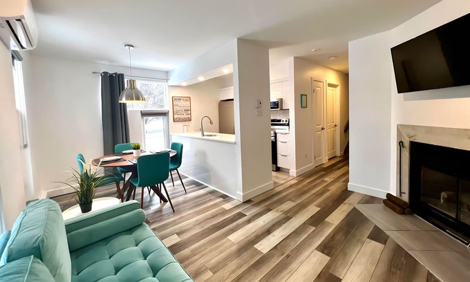 Magog Apartamento | Luxurious condo in downtown Magog with wood fireplace and pool