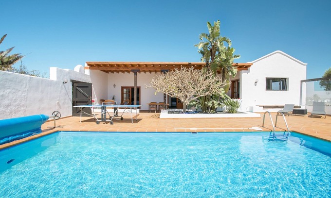 Tinajo Casa | Lujosa casa rural "El Quinto" con piscina, terraza, jardín y Wi-Fi