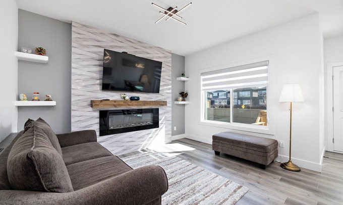 Southwest Edmonton Casa | Luxurious, Cozy, & Modern 4 bedroom Home—Airconditioned + Netflix + Free Parking