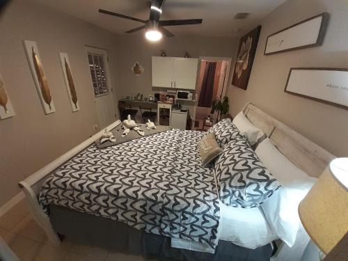Bearss Plaza Apartamento | LUXURIOUS COZY STUDIO.
