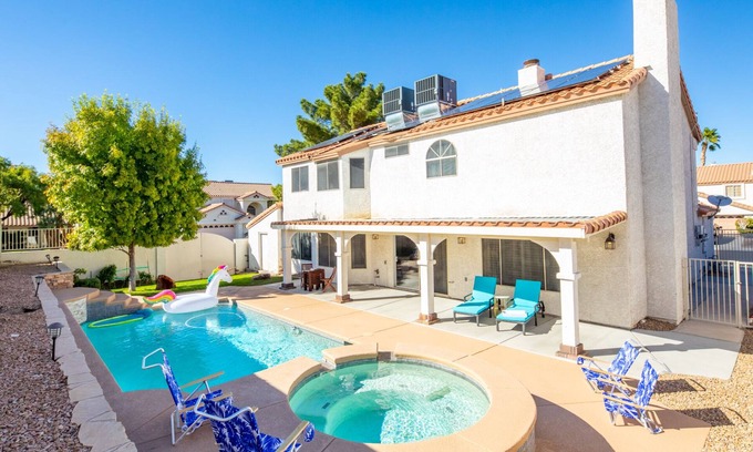Whitney Ranch Casa | Luxurious & Cozy ⛱SUNNY PRIVATE Pool★PETS ALLOWED★PVT Yard★Arcade Game Room